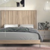 Dormitorio de matrimonio EMOTION con cama de diseño actual, cabecero de madera y mesita en tonos neutros.