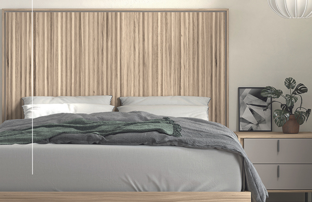 Dormitorio de matrimonio EMOTION con cama de diseño actual, cabecero de madera y mesita en tonos neutros.