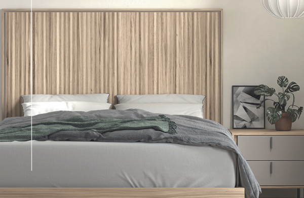Dormitorio de matrimonio EMOTION con cama de diseño actual, cabecero de madera y mesita en tonos neutros.